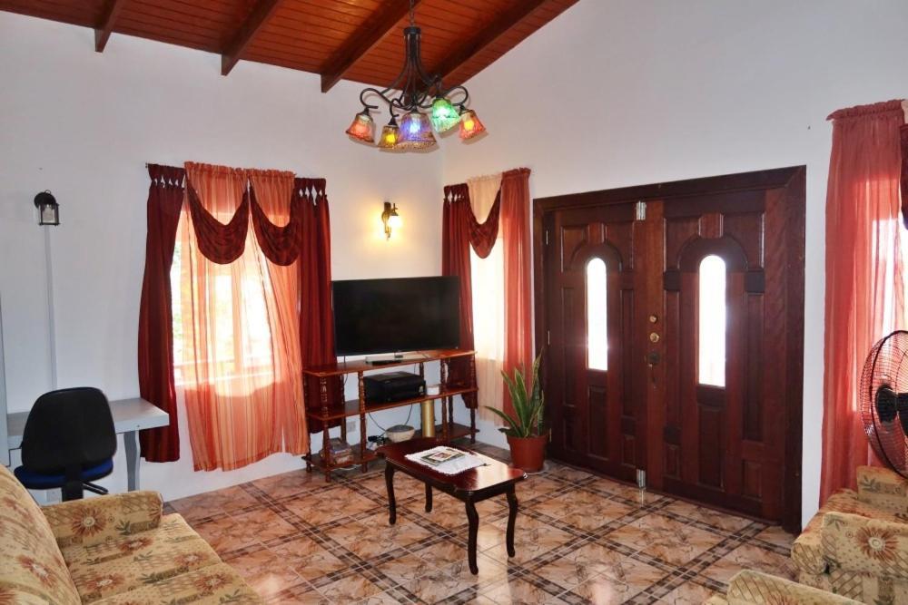 Elegant Rays Apartment- Golf Course , Grenada กรานดองส์ ภายนอก รูปภาพ