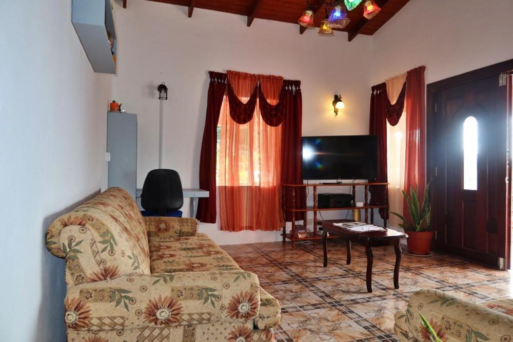 Elegant Rays Apartment- Golf Course , Grenada กรานดองส์ ภายนอก รูปภาพ
